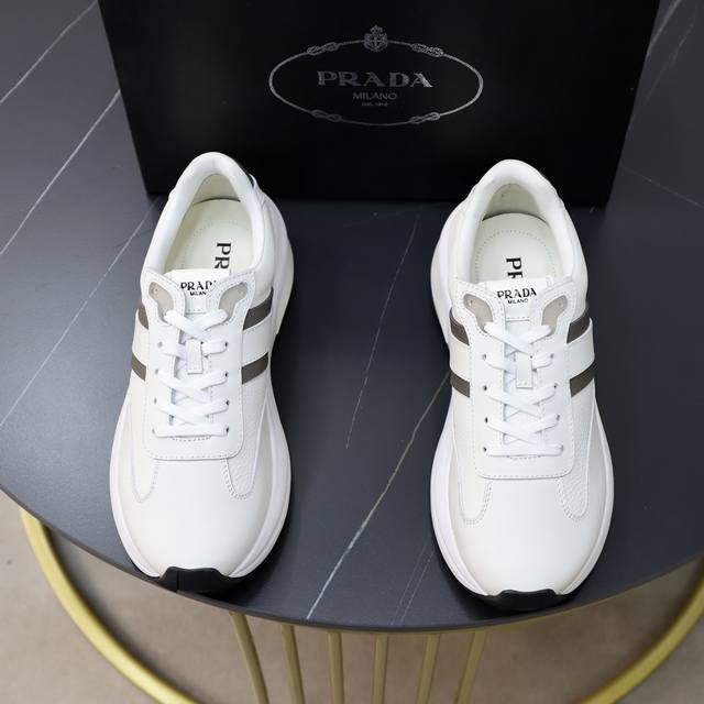 出厂价： 顶级原单 品牌：Prada 普拉达 标准码：男码38 44 45可以定做 等级：官网同款 材料：原版牛皮 牛皮内里 原版发泡耐磨柔软大底 款式类别：休